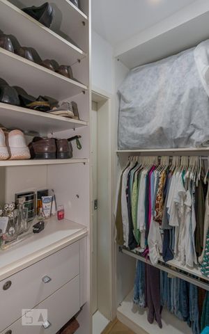 Apartamento à venda com 156m², 3 quartos e 3 vagas Apartamento à venda com 156m², 3 quartos e 3 vagasCloset da Suíte 1
