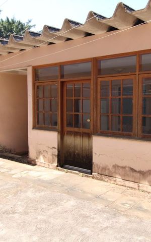 Casa à venda com 750m², 5 quartos e 4 vagasFundos da casa