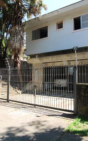 Casa à venda com 750m², 5 quartos e 4 vagasFachada