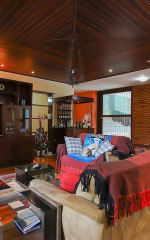 Casa à venda com 600m², 4 quartos e 3 vagas Casa à venda com 600m², 4 quartos e 3 vagasSala