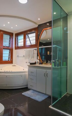 Casa à venda com 600m², 4 quartos e 3 vagas Casa à venda com 600m², 4 quartos e 3 vagasBanheiro da Suíte 2