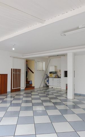 Casa à venda com 600m², 4 quartos e 3 vagas Casa à venda com 600m², 4 quartos e 3 vagasGaragem