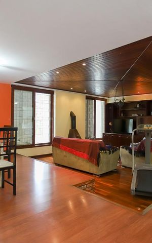 Casa à venda com 600m², 4 quartos e 3 vagas Casa à venda com 600m², 4 quartos e 3 vagasSala