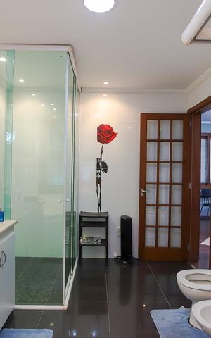 Casa à venda com 600m², 4 quartos e 3 vagas Casa à venda com 600m², 4 quartos e 3 vagasBanheiro da Suíte 2
