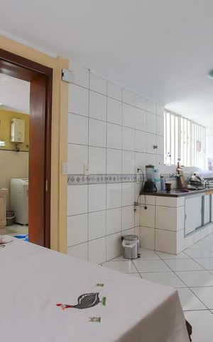 Casa à venda com 600m², 4 quartos e 3 vagas Casa à venda com 600m², 4 quartos e 3 vagasCozinha