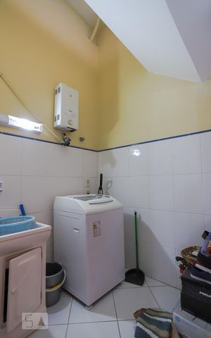 Casa à venda com 600m², 4 quartos e 3 vagas Casa à venda com 600m², 4 quartos e 3 vagasÁrea de Serviço