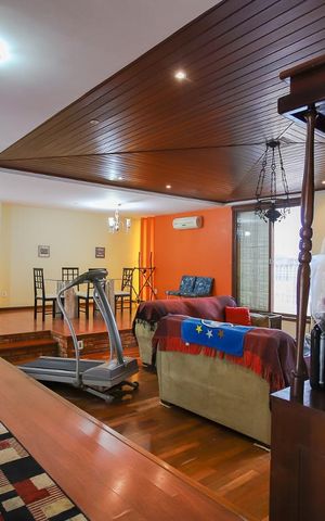 Casa à venda com 600m², 4 quartos e 3 vagas Casa à venda com 600m², 4 quartos e 3 vagasSala