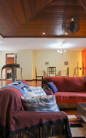 Casa à venda com 600m², 4 quartos e 3 vagas Casa à venda com 600m², 4 quartos e 3 vagasSala
