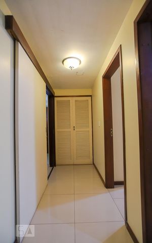 Casa à venda com 600m², 4 quartos e 3 vagas Casa à venda com 600m², 4 quartos e 3 vagasCorredor