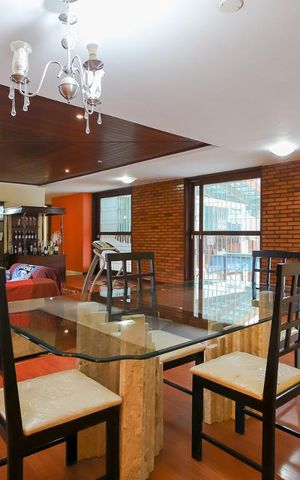 Casa à venda com 600m², 4 quartos e 3 vagas Casa à venda com 600m², 4 quartos e 3 vagasSala