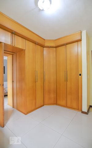 Casa à venda com 600m², 4 quartos e 3 vagas Casa à venda com 600m², 4 quartos e 3 vagasCloset da suíte 1