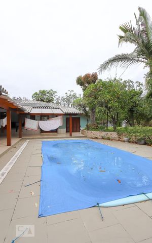Casa à venda com 600m², 4 quartos e 3 vagas Casa à venda com 600m², 4 quartos e 3 vagasPiscina