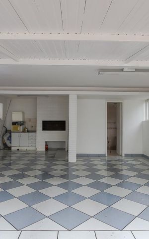 Casa à venda com 600m², 4 quartos e 3 vagas Casa à venda com 600m², 4 quartos e 3 vagasGaragem