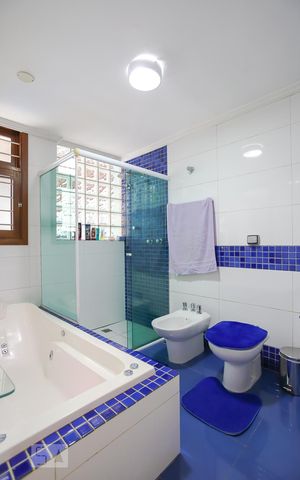 Casa à venda com 600m², 4 quartos e 3 vagas Casa à venda com 600m², 4 quartos e 3 vagasBanheiro da Suíte 1