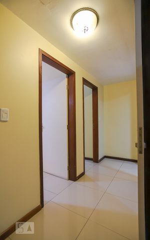 Casa à venda com 600m², 4 quartos e 3 vagas Casa à venda com 600m², 4 quartos e 3 vagasCorredor
