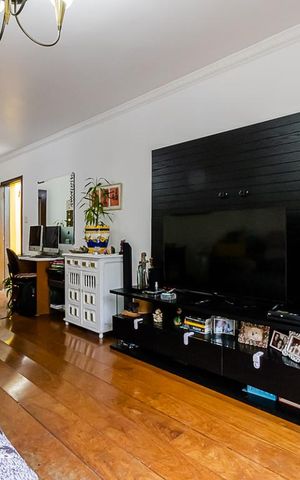 Casa à venda com 225m², 3 quartos e 2 vagas Casa à venda com 225m², 3 quartos e 2 vagasSala