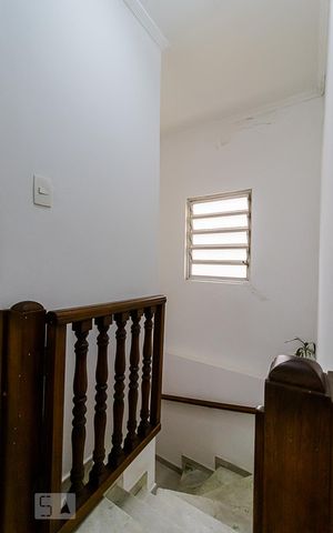 Casa à venda com 225m², 3 quartos e 2 vagas Casa à venda com 225m², 3 quartos e 2 vagasEscada