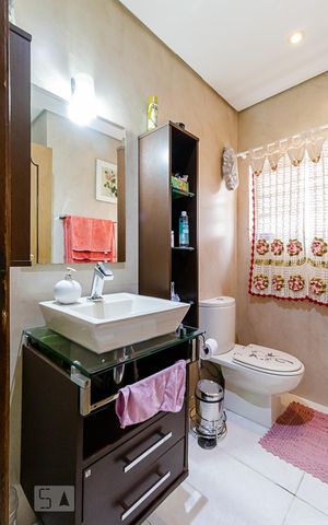 Casa à venda com 225m², 3 quartos e 2 vagas Casa à venda com 225m², 3 quartos e 2 vagasBanheiro