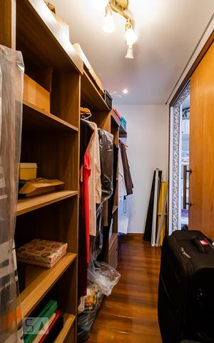 Casa à venda com 225m², 3 quartos e 2 vagas Casa à venda com 225m², 3 quartos e 2 vagasCloset da Suíte