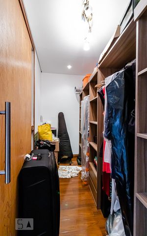 Casa à venda com 225m², 3 quartos e 2 vagas Casa à venda com 225m², 3 quartos e 2 vagasCloset da Suíte