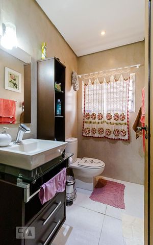 Casa à venda com 225m², 3 quartos e 2 vagas Casa à venda com 225m², 3 quartos e 2 vagasBanheiro