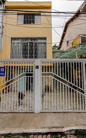 Casa à venda com 225m², 3 quartos e 2 vagas Casa à venda com 225m², 3 quartos e 2 vagasFachada