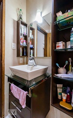 Casa à venda com 225m², 3 quartos e 2 vagas Casa à venda com 225m², 3 quartos e 2 vagasBanheiro