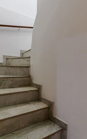Casa à venda com 225m², 3 quartos e 2 vagas Casa à venda com 225m², 3 quartos e 2 vagasEscada