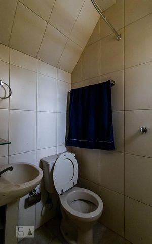 Casa à venda com 225m², 3 quartos e 2 vagas Casa à venda com 225m², 3 quartos e 2 vagasBanheiro de Serviço