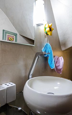 Casa à venda com 225m², 3 quartos e 2 vagas Casa à venda com 225m², 3 quartos e 2 vagasLavabo