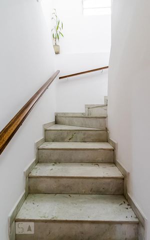 Casa à venda com 225m², 3 quartos e 2 vagas Casa à venda com 225m², 3 quartos e 2 vagasEscada