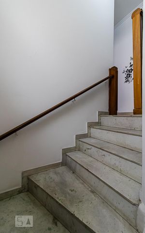 Casa à venda com 225m², 3 quartos e 2 vagas Casa à venda com 225m², 3 quartos e 2 vagasEscada