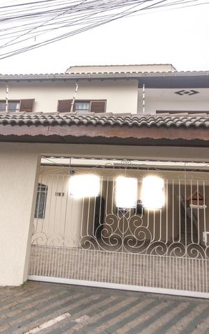 Casa à venda com 260m², 4 quartos e 4 vagasFachada