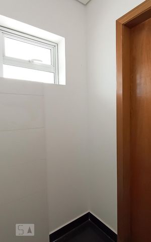 Casa de condomínio à venda com 488m², 4 quartos e 5 vagas Casa de condomínio à venda com 488m², 4 quartos e 5 vagasBanheiro suíte