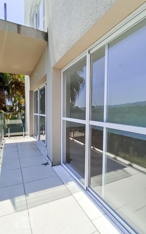 Casa de condomínio à venda com 488m², 4 quartos e 5 vagas Casa de condomínio à venda com 488m², 4 quartos e 5 vagasVaranda sala