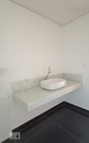 Casa de condomínio à venda com 488m², 4 quartos e 5 vagas Casa de condomínio à venda com 488m², 4 quartos e 5 vagasBanheiro suíte 2