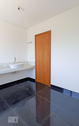 Casa de condomínio à venda com 488m², 4 quartos e 5 vagas Casa de condomínio à venda com 488m², 4 quartos e 5 vagasBanheiro suíte master