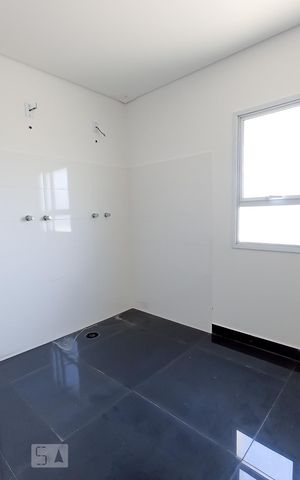 Casa de condomínio à venda com 488m², 4 quartos e 5 vagas Casa de condomínio à venda com 488m², 4 quartos e 5 vagasBanheiro suíte master