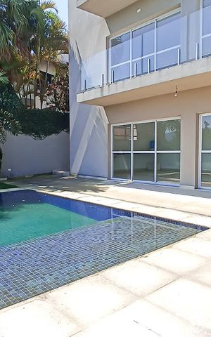Casa de condomínio à venda com 488m², 4 quartos e 5 vagas Casa de condomínio à venda com 488m², 4 quartos e 5 vagasPiscina