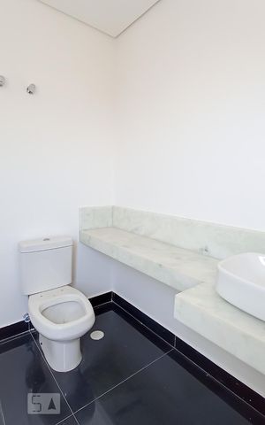 Casa de condomínio à venda com 488m², 4 quartos e 5 vagas Casa de condomínio à venda com 488m², 4 quartos e 5 vagasBanheiro suíte 3