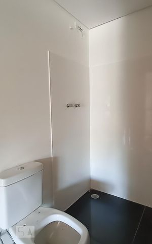 Casa de condomínio à venda com 488m², 4 quartos e 5 vagas Casa de condomínio à venda com 488m², 4 quartos e 5 vagasBanheiro suíte 2