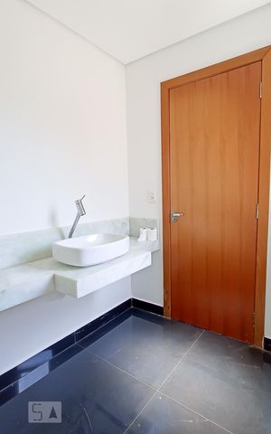 Casa de condomínio à venda com 488m², 4 quartos e 5 vagas Casa de condomínio à venda com 488m², 4 quartos e 5 vagasBanheiro suíte 3