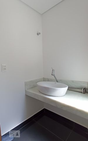 Casa de condomínio à venda com 488m², 4 quartos e 5 vagas Casa de condomínio à venda com 488m², 4 quartos e 5 vagasBanheiro
