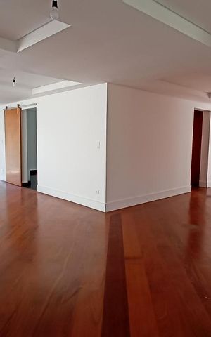 Casa de condomínio à venda com 488m², 4 quartos e 5 vagas Casa de condomínio à venda com 488m², 4 quartos e 5 vagasSala