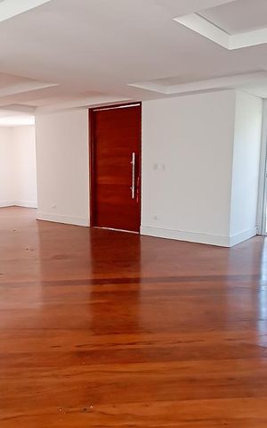 Casa de condomínio à venda com 488m², 4 quartos e 5 vagas Casa de condomínio à venda com 488m², 4 quartos e 5 vagasSala