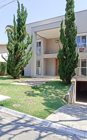 Casa de condomínio à venda com 488m², 4 quartos e 5 vagas Casa de condomínio à venda com 488m², 4 quartos e 5 vagasFachada