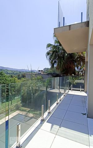 Casa de condomínio à venda com 488m², 4 quartos e 5 vagas Casa de condomínio à venda com 488m², 4 quartos e 5 vagasVaranda sala