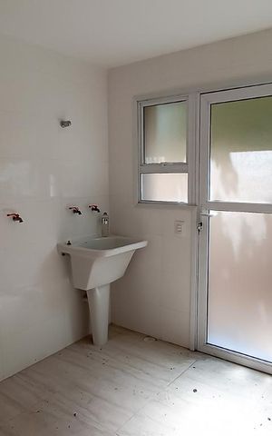 Casa de condomínio à venda com 488m², 4 quartos e 5 vagas Casa de condomínio à venda com 488m², 4 quartos e 5 vagasÁrea de serviço
