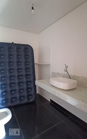 Casa de condomínio à venda com 488m², 4 quartos e 5 vagas Casa de condomínio à venda com 488m², 4 quartos e 5 vagasBanheiro suíte 2