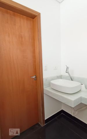 Casa de condomínio à venda com 488m², 4 quartos e 5 vagas Casa de condomínio à venda com 488m², 4 quartos e 5 vagasBanheiro suíte